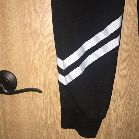 Sweatpants with white stripes on left leg - Picture 4 of 5